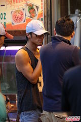 组图：《赌城风云》探班 谢霆锋穿清凉背心