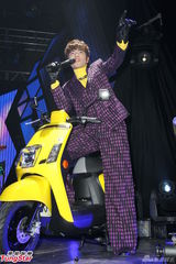 组图：萧敬腾开唱回归音乐本身 一套服装到底