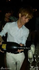 组图：郭敬明庆三十岁生日 与友人豪饮开派对