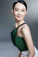 组图：刘丛丹性感甜美写真  简约优雅小露香肩