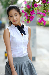 高清组图：“香香公主”颖儿拍清纯校服写真 