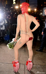 组图：LadyGaga庆生全裸薄纱蔽体翘臀贴花