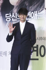 独家高清：《期待恋爱》发布 宝儿红裙清纯可爱