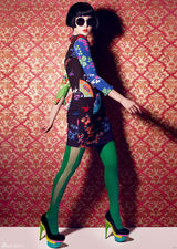 组图：范冰冰亚洲首秀限量美衣 复古撞色摩登抢眼