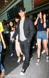 组图：赵文卓携家人抵京 新生娇儿首度亮相