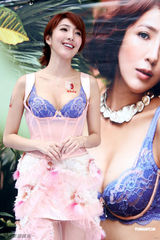 组图：杨谨华性感马甲内衣大方秀好身材