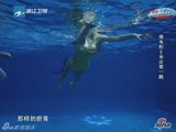 组图：周韦彤跳水疑走光 泳衣脱落现美胸