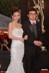 组图：AngelaBaby洁白长裙现身尽显青春魅力