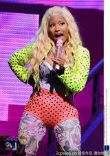 组图：麻辣鸡个唱粉丝强行上台 与保镖激烈扭打