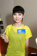 幻灯图：G.E.M.嫩黄透视装拍运动广告心情靓