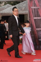 组图：九把刀携小萝莉亮相金像奖红毯比剪刀手