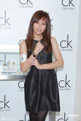 组图：徐子珊坚称未整容 吴卓羲真空西装秀性感