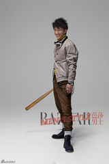 高清图：韩庚登《芭莎男士》 尽显活力型男魅力