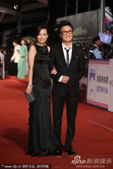 组图：《低俗喜剧》剧组亮相 郑中基余思敏晒恩爱