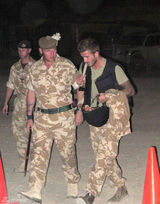 幻灯：贝克汉姆探望驻阿富汗英军 签名有求必应