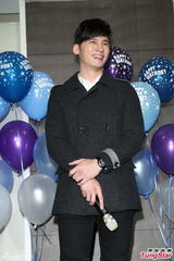 组图：温升豪35岁生日圆歌手梦 唱新歌回馈歌迷