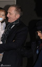 幻灯图集：萨尔玛-海耶克全家幸福出游