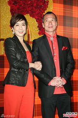 组图：黄小柔出嫁盼造人 穿低胸婚纱挽老公亮相