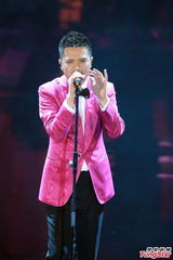 组图：黄耀明上台献唱缅怀张国荣梅艳芳