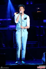 组图：李敏镐小清新蓝衣开唱 自曝被粉丝捏屁股