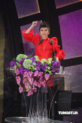 组图：金钟奖颁奖现场主持人陶晶莹红衣似火