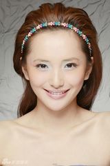 高清组图：肖雨雨全新写真 靓丽妆容尽显春意浓浓