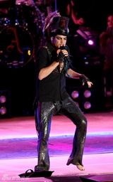 幻灯图集：美偶冠军亚当-兰伯特洛杉矶性感开唱