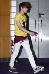 组图：JYJ缤纷休闲衫出席粉丝见面会