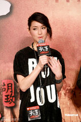 幻灯图：周迅现身《孔子》香港首映 发嫂险遇意外