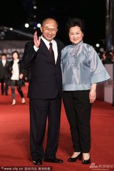 组图：吴宇森脸贴创可贴携凌波走红毯