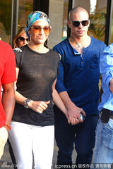 组图：洛佩兹透视装与男友十指紧扣压马路