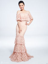 组图：苗圃粉色写真柔情似水 甜美难改英雄心