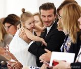 组图：贝嫂干练亮相时装秀 小贝携女捧场成焦点