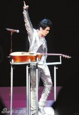 策划：唱歌要有独特范儿 湿身嘶吼狂甩头