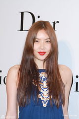 组图：乐基儿宽松长裙不谈孕事