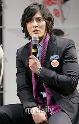 幻灯图集：文根英金素妍等献爱心 三女星黑丝袜PK