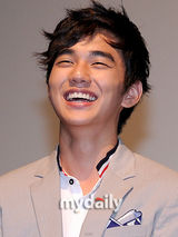 组图：刘承浩朴哲民为动画片配音 助阵媒体首映会