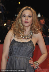 幻灯：《一个好人》首映人多势众 男女星热吻抢镜