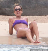 组图：阿尔芭两点激凸 妮可里奇红比基尼惹眼