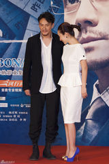 组图：《圣诞玫瑰》首映 秦海璐造型多变