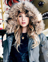 组图：朱诺-坦普尔炫彩写真秀少女风采