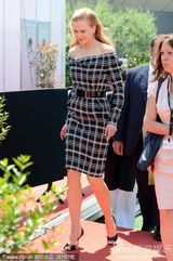 组图：妮可短裙现身新片记者会别样性感