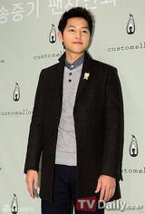 组图：韩演员宋仲基签名会帅气迷人 吸引大批粉丝