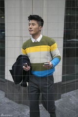 组图：李晨浩纽约街拍洋溢无敌青春气息