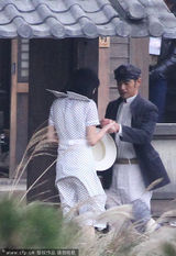 组图：金城武现《太平轮》片场 长泽白裙清纯