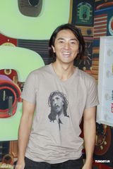 组图：郑伊健筹备演唱会 与女友共识不生子