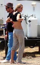 幻灯图集：《变形金刚3》新女星片场休闲不雅姿势