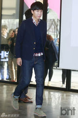 组图：韩星李升基现身签名会 吐舌大笑心情好