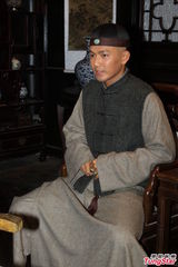 组图：吴孟达片场披头散发 与钟汉良鬼马搞怪