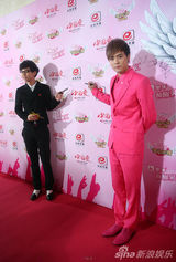 组图：群星闪耀新人盛典红毯 黑白色系成主打